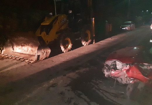 O GES de Brión asiste nun accidente entre un turismo e unha retroexcavadora no lugar de Vilaserio (Negreira) que se salda cun ferido